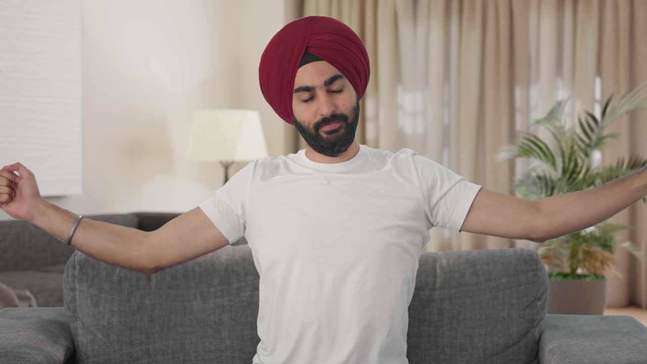 hombre indio sikh cansado y somnoliento