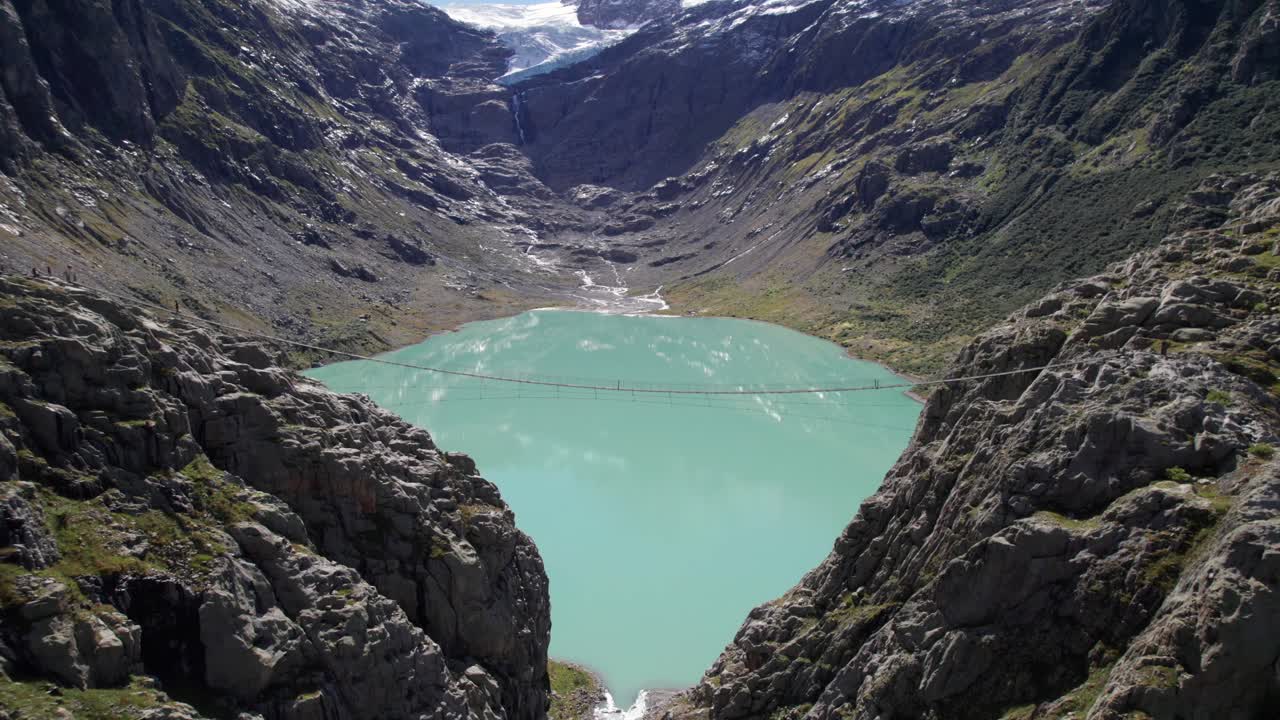 sobrevuelo aéreo de triftbrucke con vista turquesa del lago trift y el glaciar