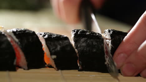 cortar los rollos de sushi