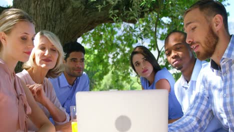 Gruppe-Von-Freunden,-Die-Laptop-Benutzen