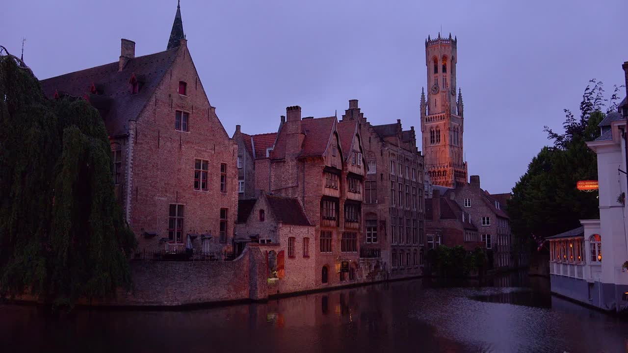 Bellissimo canale e il campanile Belfort di Bruges in Belgio di notte
