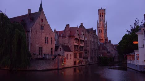 Hermoso-Canal-Y-El-Belfort-Van-Brugge-Campanario-Campanario-De-Brujas-En-Bélgica-Noche