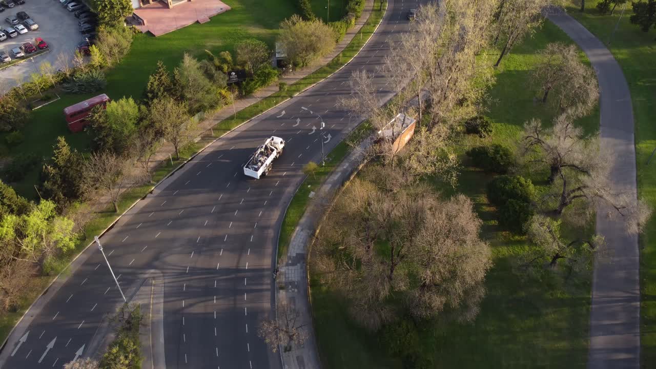 chatarra, camión de basura, manejar, en, camino, cerca, parque, buenos aires