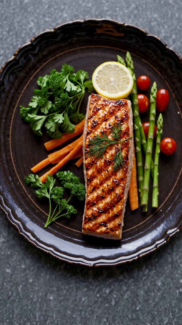 Vista dall'alto di un piatto gourmet di salmone con asparagi, pomodorini e erbe aromatiche su un piatto scuro