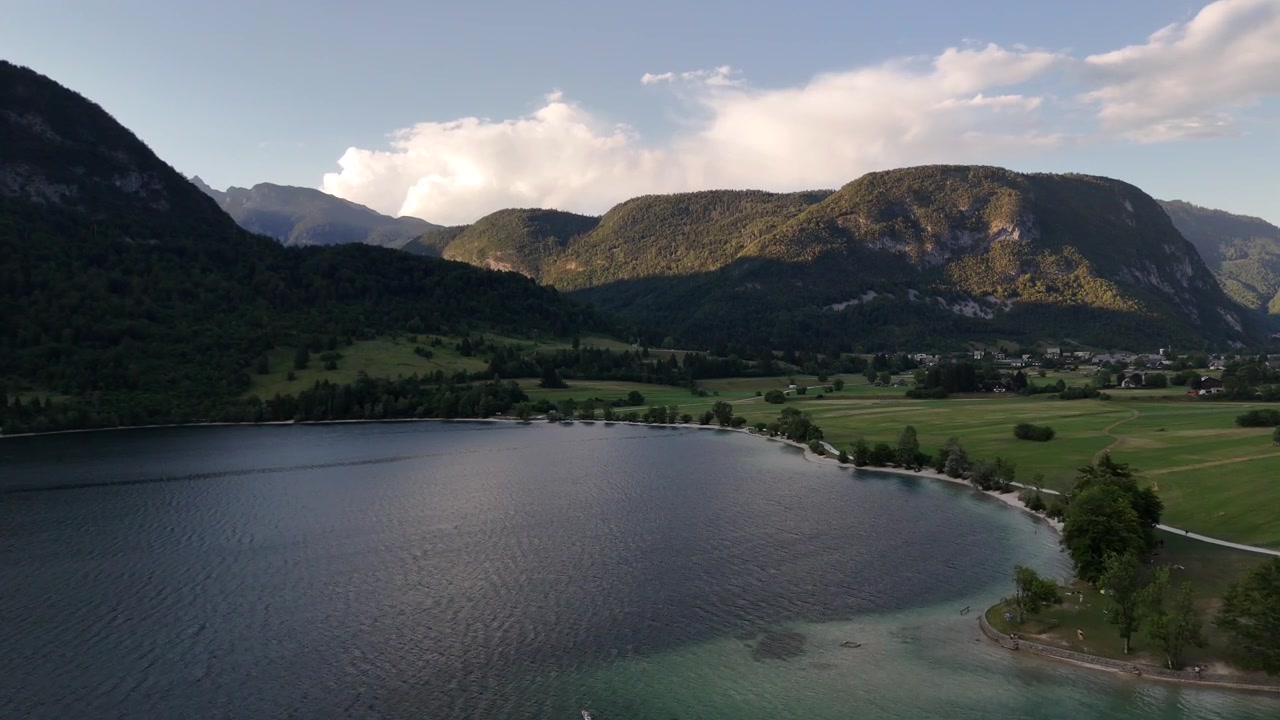 Volo di drone sopra il Lago di Bohinj e le Alpi Giulie