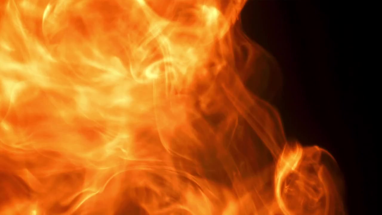 Dynamiske orange og gule flammer på sort baggrund