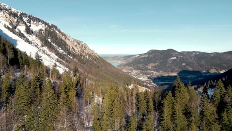 vue aérienne époustouflante du drone: col de montagne couvert de neige, vue panoramique sur le schliersee en allemagne, paysage des alpes bavaroises, route et lointain lac de montagne en hiver