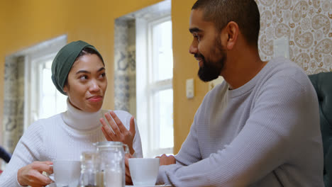 Pareja-Interactuando-Entre-Sí-En-La-Cafetería-4k