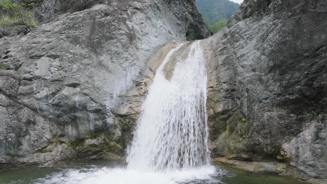 vista aérea hacia atrás lejos de la cascada de las yayitas, peravia, república dominicana