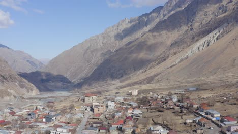 Luftaufnahme-Eines-Kargen-Tals-Im-Winterlichen-Kazebgi-Dorf-In-Georgia