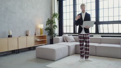 hombre en pijama trabajando desde casa