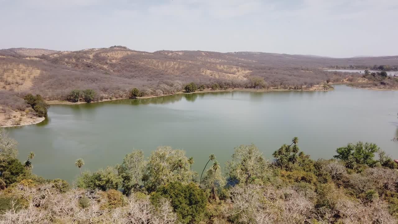 고대 ranthambore 요새의 창을 통해 인도 라자스탄주 라즈바그 호수의 넓은 샷까지 추적 샷