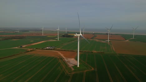 Parque-Eólico-Del-Aeródromo-De-Lissett,-Turbinas-De-Energía-Limpia-Y-Sostenible-En-Yorkshire,-Reino-Unido---Toma-Aérea-De-Drones