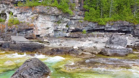 Olas-Rompiendo-En-Las-Paredes-De-Piedra-De-Granito-En-La-Isla-Flowerpot-En-Georgia-Bay,-Ontario,-Canadá