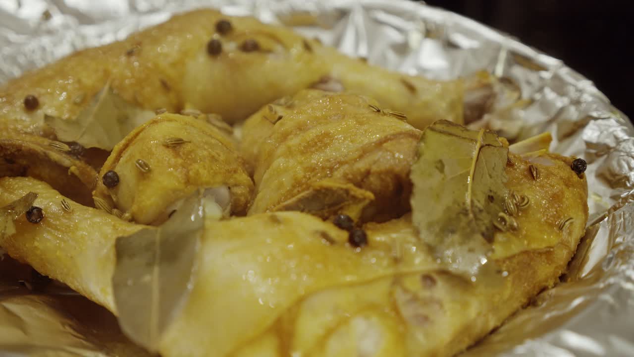Primo piano su pollo biriyani appena cotto al vapore.