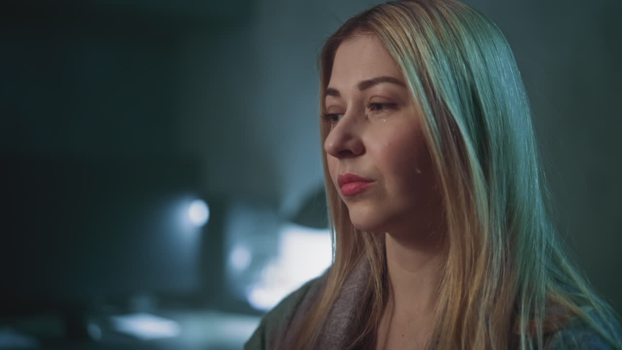 una señora molesta mira la imagen de rayos x de un amigo con una enfermedad