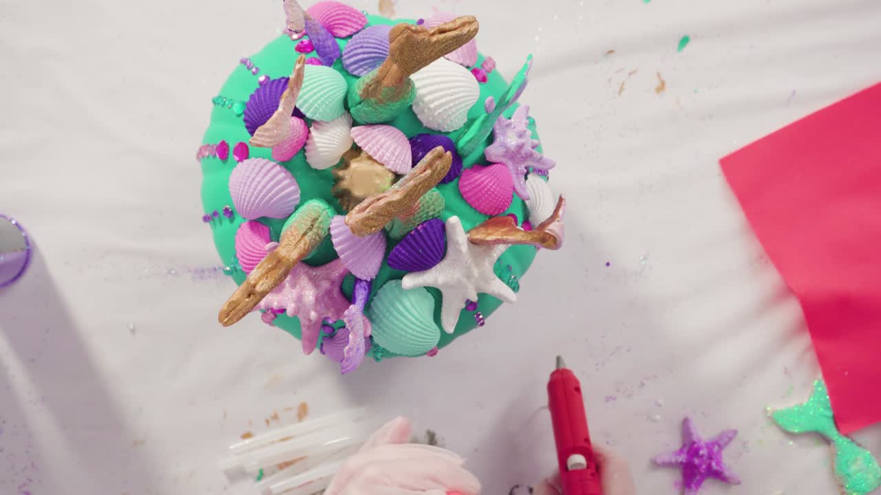 el arte de decorar calabazas con rhinestones, colas de sirena y conchas marinas