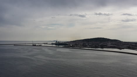 Vista-Aérea-Desde-El-Mar-Mediterráneo-Del-Puerto-Pesquero-E-Industrial-De-La-Ciudad-De-Sete.