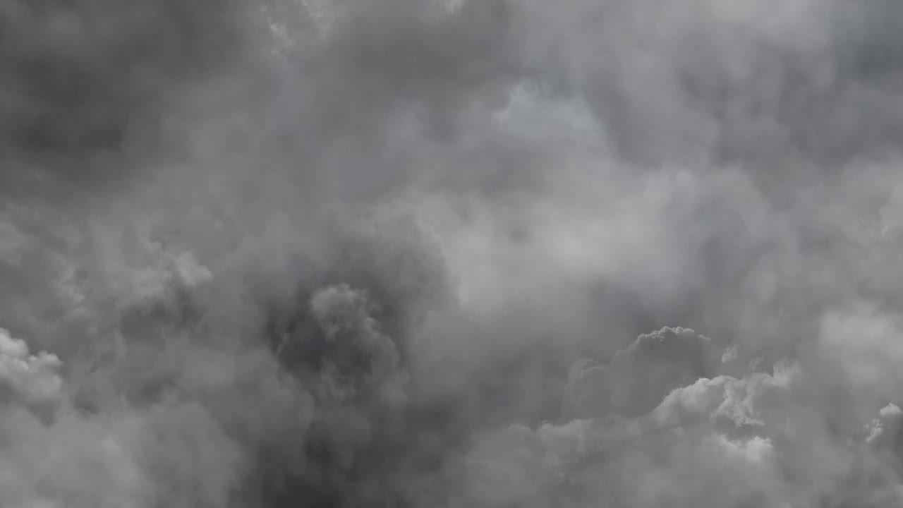 어두운 cumulonimbus 구름과 폭풍의 배경