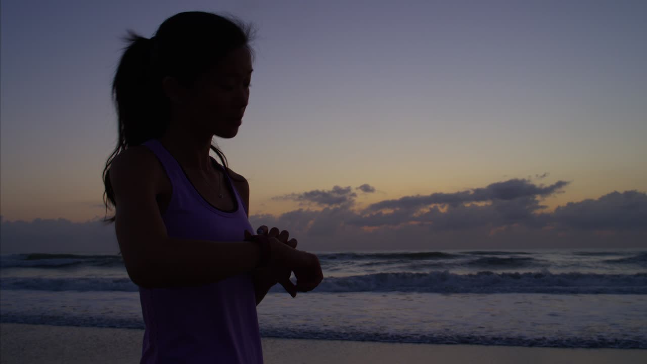 스포츠 의복 을 입고 해변 에서 운동 하는 중국인 소녀