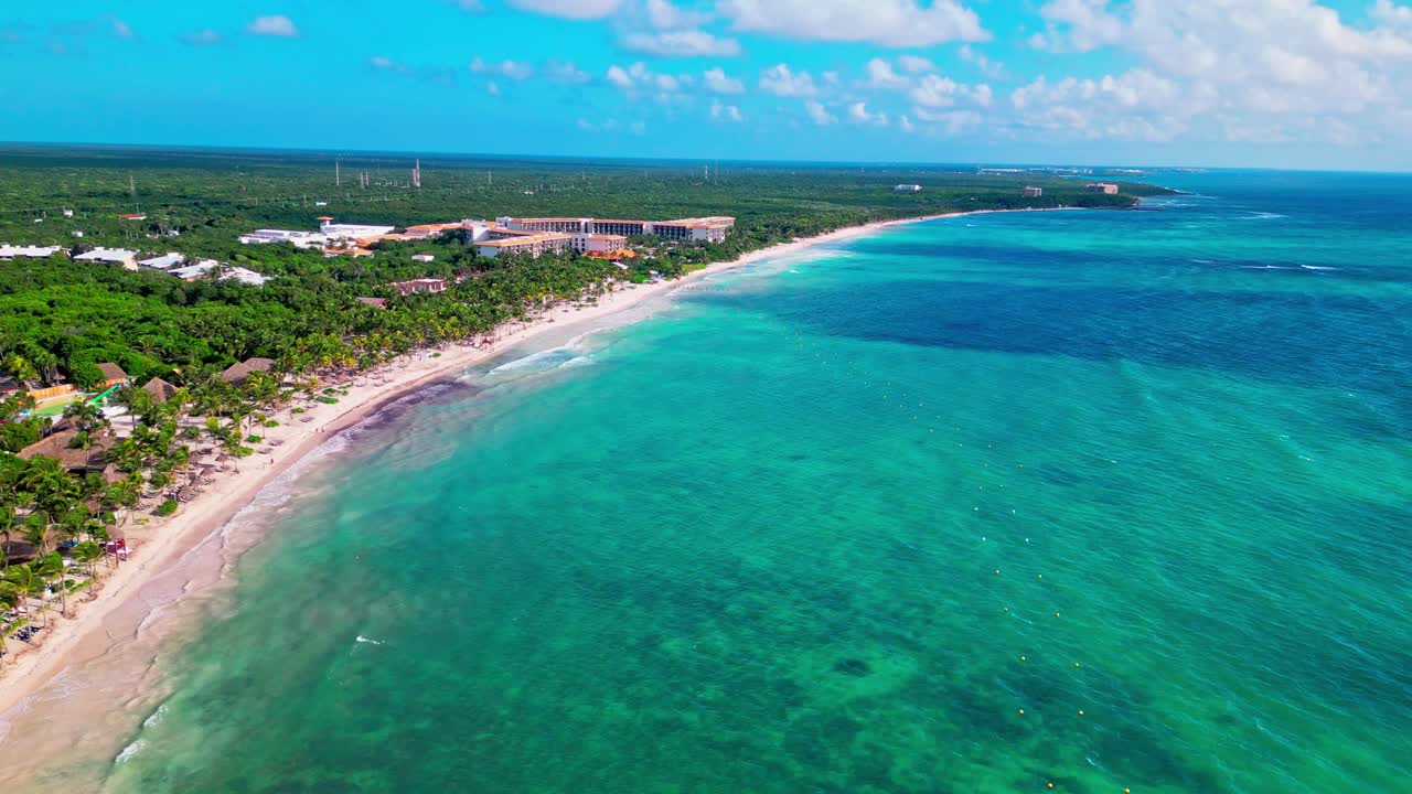 cancún, méxico, vista desde un avión no tripulado de la playa del mar caribe