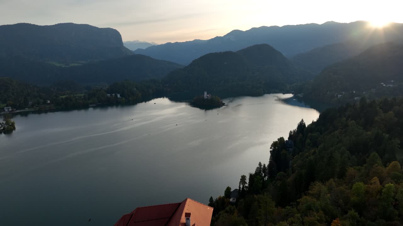 Zamek Bled i jezioro w Słowenii – ujęcie z drona