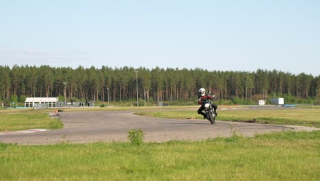 Curvas-De-Radio-Más-Amplio-En-Una-Motocicleta-Roadster-Racetrack