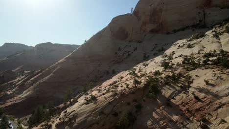 imágenes cinematográficas de drones que muestran las colinas en forma de cuchilla con el sol estallando sobre ellas y el horizonte en el fondo