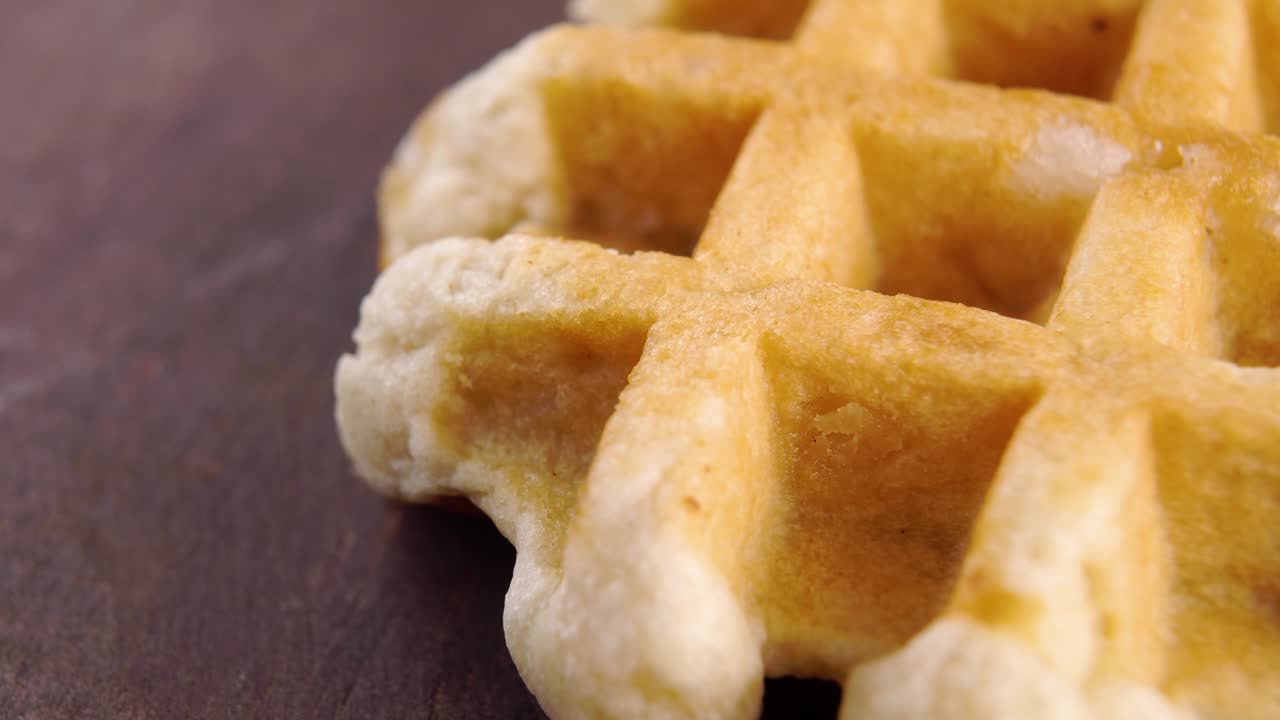 농촌 목조 테이블에 은 둥근 부드러운 와플. 매크로