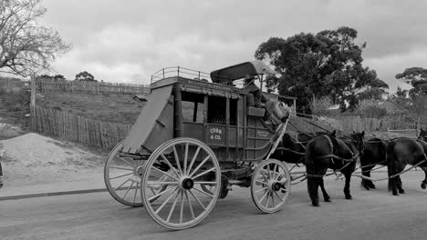 carruaje histórico moviéndose a lo largo de un camino de tierra