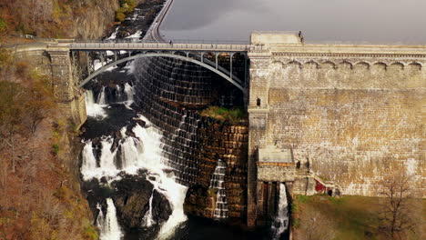 Toma-Aérea-Mientras-La-Cámara-Del-Dron-Se-Inclina-Hacia-Arriba---Carros-Alejándose-De-Las-Cascadas---Paso-Elevado-En-La-Nueva-Represa-De-Croton-En-El-Condado-De-Westchester,-Ny