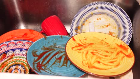 platos sucios en el fregadero de la cocina