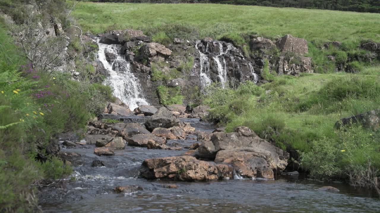 piscinas de hadas vistas en el fondo rodeadas de pastizales verdes en la isla de skye