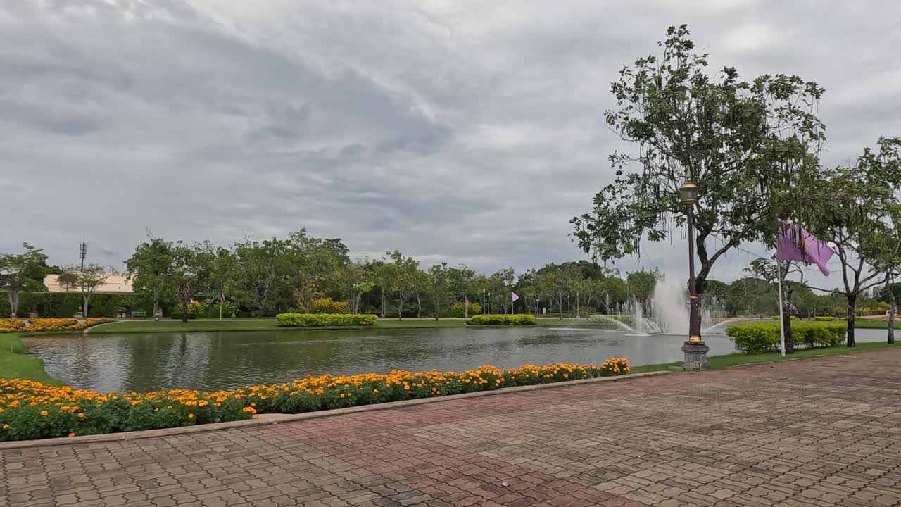 vista progresiva de un parque con una fuente de agua.