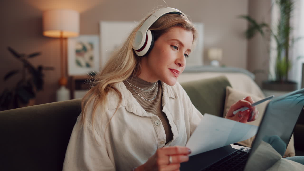 집에서 노트북으로 일하는 여성