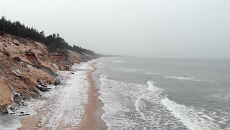 toma aérea de la playa de arena en ustka en invierno