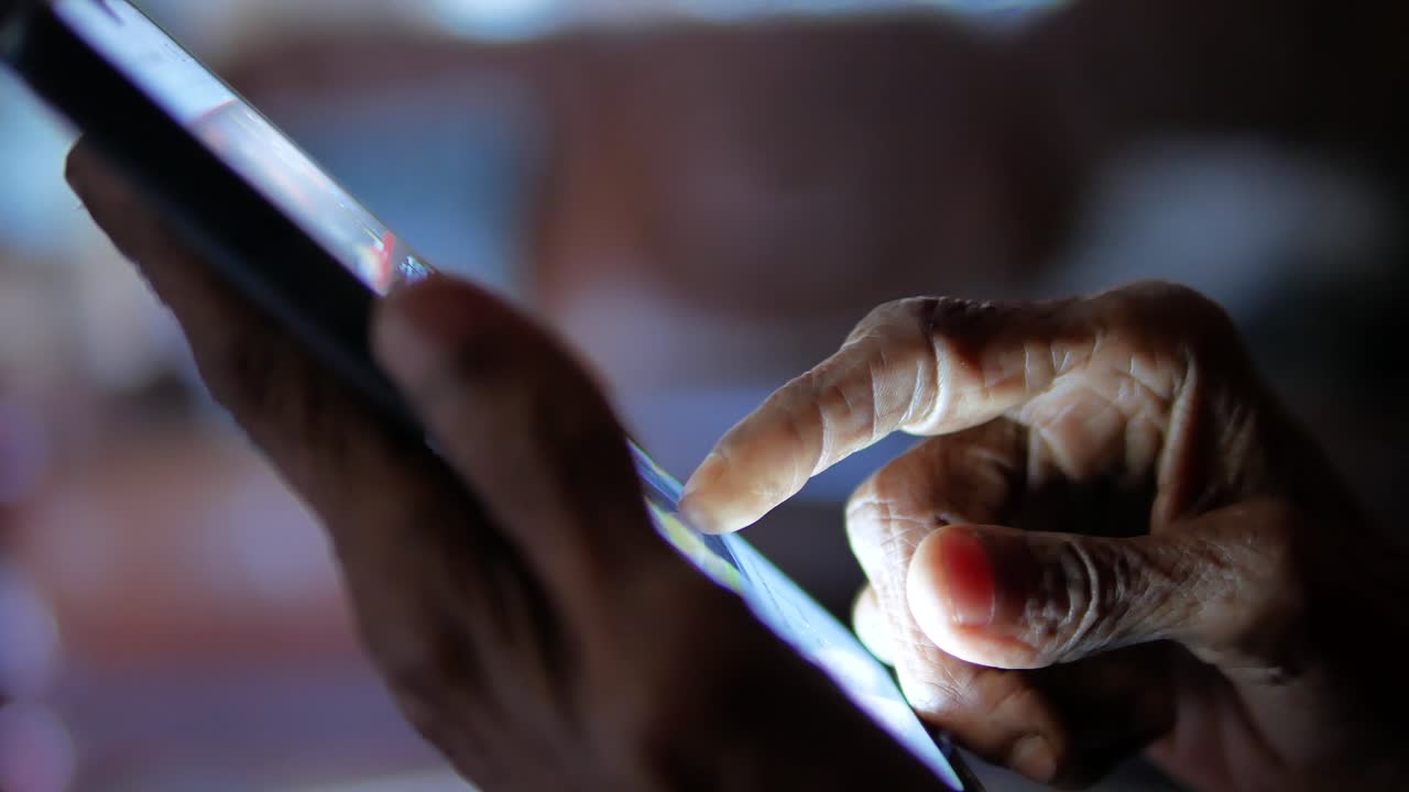mano di donne senior utilizzando smart phone da vicino