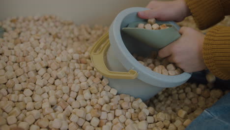 niño pequeño con cubos de madera