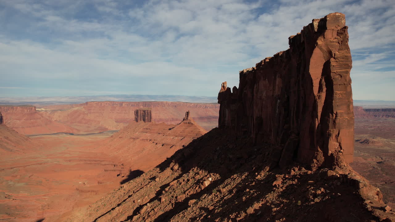 Vista aerea di mozzafiato formazioni rocciose e paesaggio del deserto dello Utah, USA, Castle Valley, ripresa con drone.