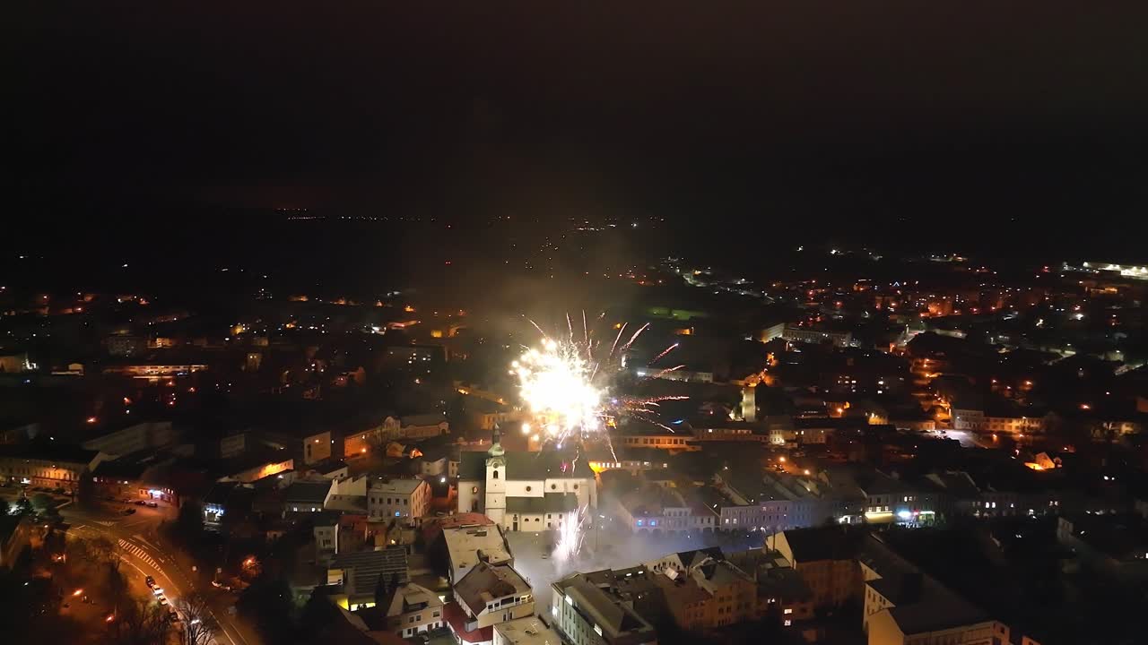 increíbles fuegos artificiales por la noche en svitavy, la ciudad de la república checa, europa