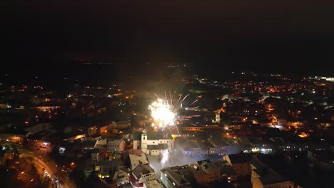 Increíbles-Fuegos-Artificiales-Por-La-Noche-En-Svitavy,-La-Ciudad-De-La-República-Checa,-Europa