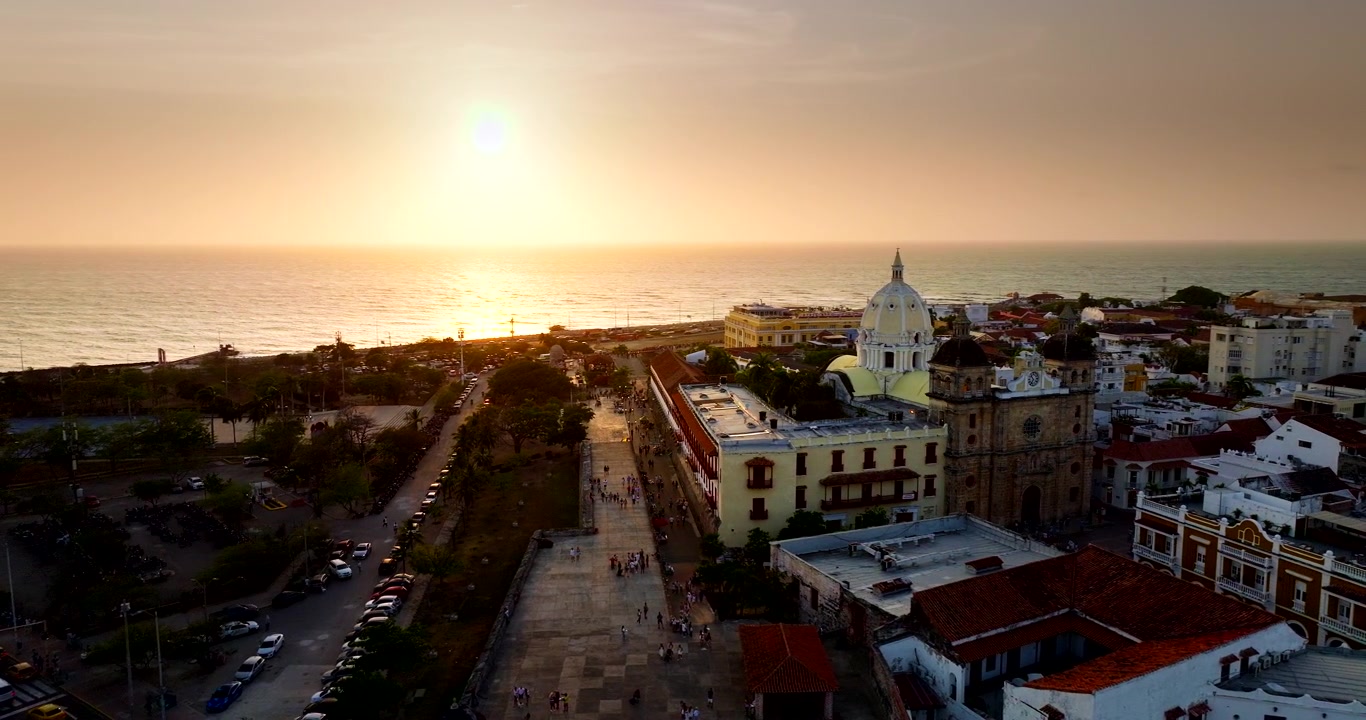 Santuario de San Pedro Claver en Cartagena con puesta de sol sobre el océano, vista aérea.