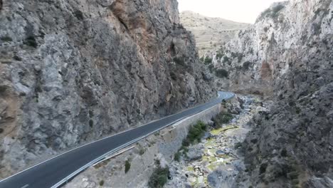 viaje por carretera a través del desfiladero de kourtaliotiko