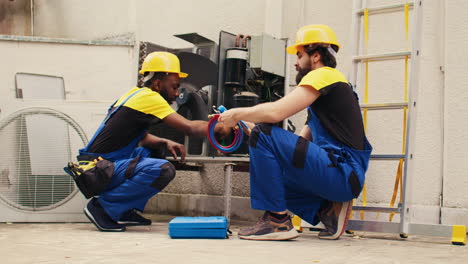 compañeros de trabajo que prestan servicio al sistema hvac