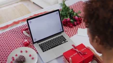 Mujer-De-Raza-Mixta-En-Una-Videollamada-De-Cita-De-San-Valentín,-Regalo-De-Apertura