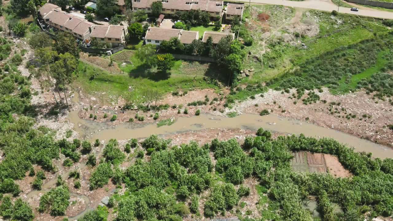 케냐 키베라 슬럼가의 수원 환경오염, 오염물질로 오염된 물줄기, 키베라 케냐 슬럼가의 물줄기 오염