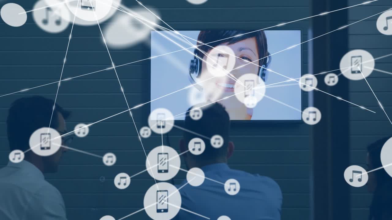 Tre professionisti che guardano una demo di tecnologia aziendale, con icone di smartphone fluttuanti e note musicali