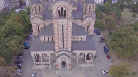Tilting-4k-aerial-shot-revealing-church-of-St-Mark-in-Belgrade,-Serbia