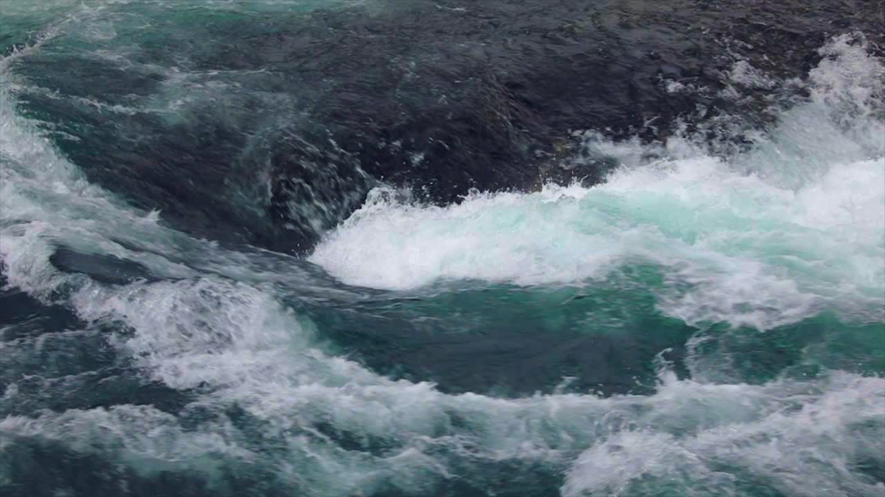 느린 움직임의 클로즈업으로 산 강 물