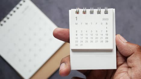 mano con un calendario de 2023